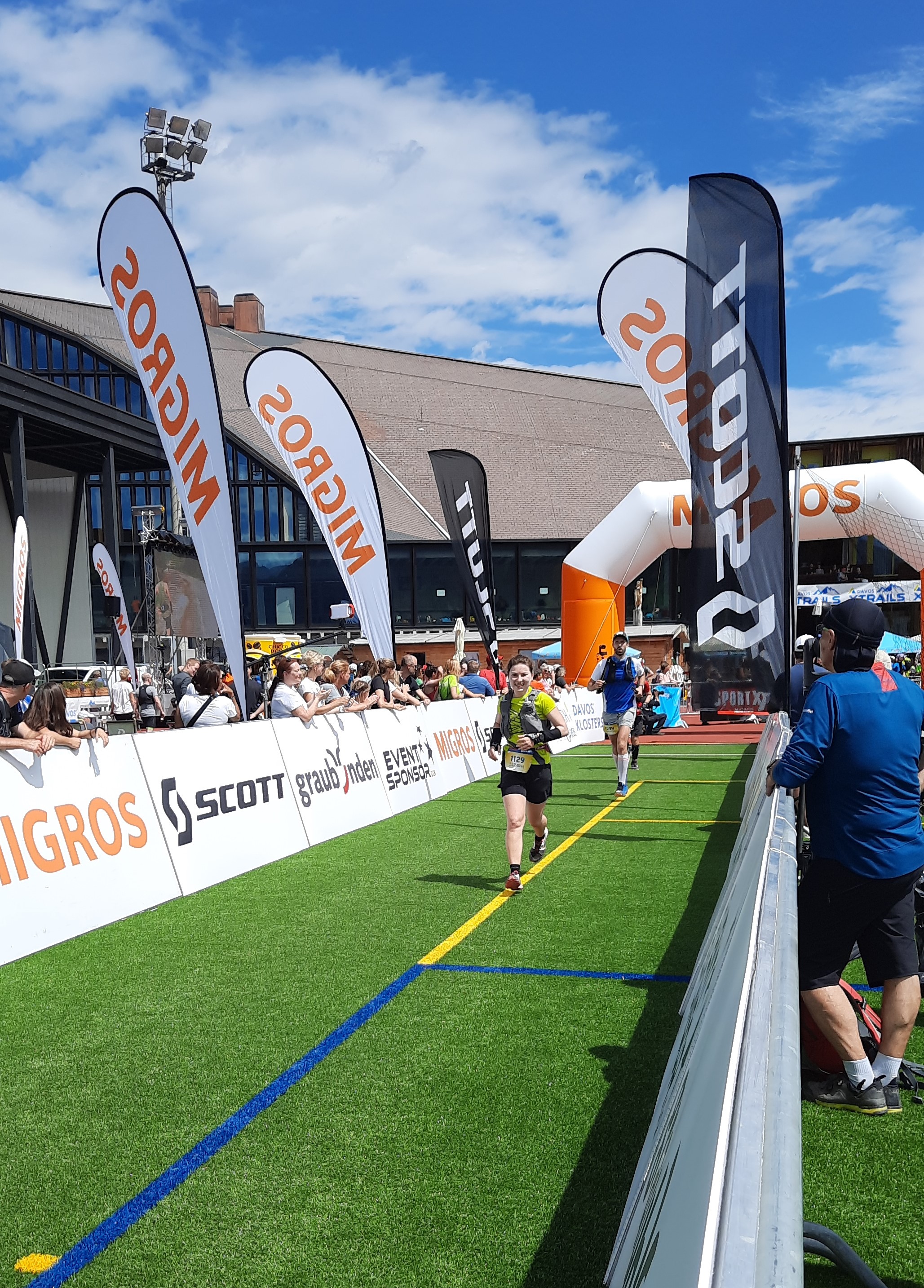 Sereina freut sich über den gelungenen Lauf.